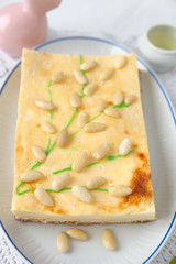 Käsekuchen mit Weidenkätzchen