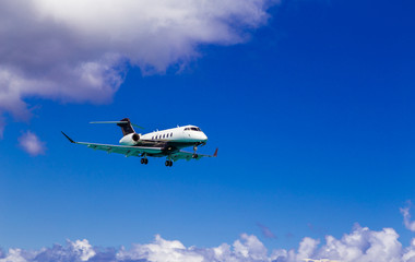 Fototapeta na wymiar Flugzeuglandung auf Saint Martin. Kleine Antillen. Karibik