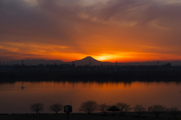 Obraz premium Lake and Mt. Fuji in sunset sky, Toda-shi, Saitama, Japan
