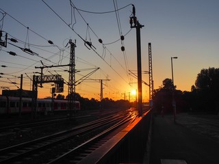 Fototapeta na wymiar Bahnschienen bei Sonnenaufgang