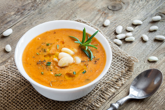 Creamy white bean and vegetable soup