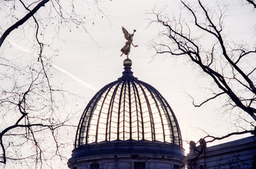 leuchtende Kuppel der Kunsthochschule Dresden - obrazy, fototapety, plakaty