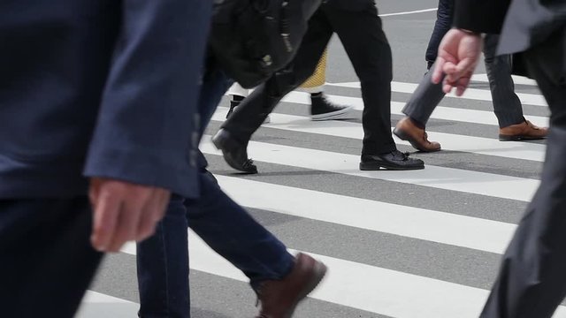 群衆・歩く人・横断歩道・東京駅