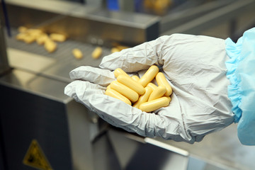 Machine manufacture of gelatin capsules. Validation of the machine man. Production of capsules for...