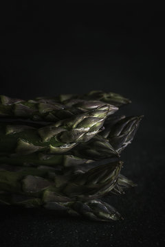 Fototapeta Fresh green asparagus on black wood table