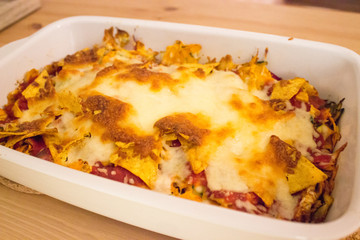 Nacho Auflauf mit Käse überbacken wird serviert