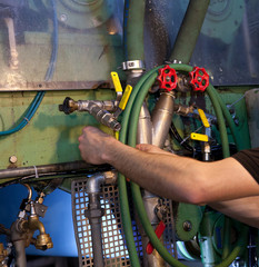 Wartungsarbeiten an einer Produktionsstraße