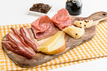 Antipasto con salumi e formaggi