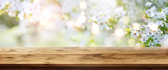 Frühlingshintergrund mit Holztisch