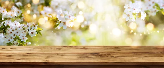 Photo sur Plexiglas Printemps Fleurs blanches au printemps avec table en bois