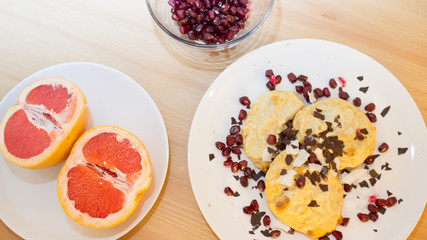 Appetitlicher und gesunder Nachtisch / Grapefruit und Pancakes