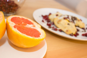 Fototapeta na wymiar Saftige Grapefruit mit Pancakes