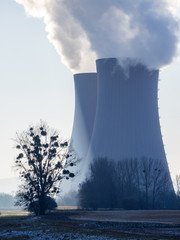 Kernkraftwerk im Gegenlicht