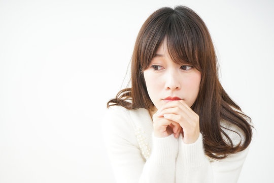 悩む若い女性