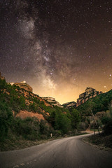 Via Láctea sobre las montañas