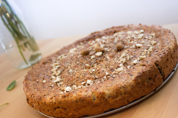 Frisches Brot mit Nüssen, Mandeln, Amaranth und Leinsamen bestreut