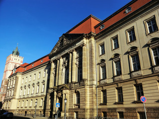 Hauptgebäude der Europa Universität Viadrina mit der Marienkirche im Hintergrund in Frankfurt an der Oder