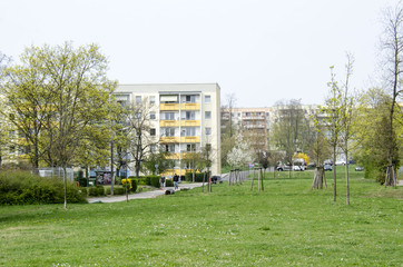 Wohnanlage aus sanierten Plattenbauten im Stadtteil Süd in Frankfurt an der Oder im Frühling