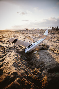 Fototapeta A plane lying in the sand