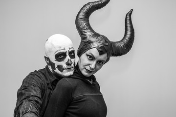 Naklejka premium Halloween couple in traditional costumes and makeup