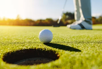 Fotobehang Golf Professionele golfer die bal zet