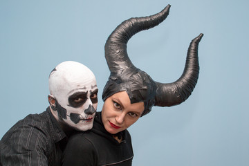 Naklejka premium Halloween couple in traditional costumes and makeup