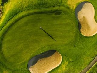 Tableaux ronds sur plexiglas Golf Joueurs sur un parcours de golf vert