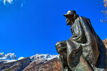 Obraz premium Denkmal von Dr. Julius Kugy in Trenta im Slowenischen Nationalpark Triglav, Osteuropa, eine Bronzefigur mit Blick auf die Julischen Alpen