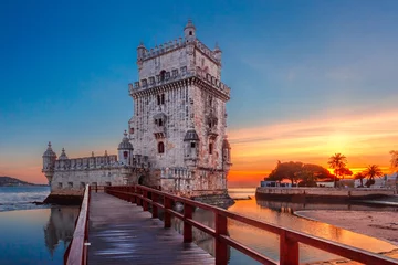 Fototapete Europa Turm von Belem oder Turm von St. Vincent am Ufer des Tejo bei malerischem Sonnenuntergang, Lissabon, Portugal