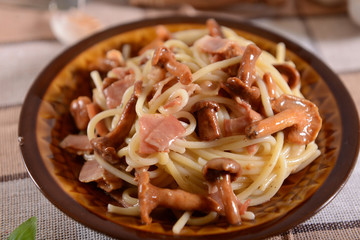 Spaghetti pasta with chanterelles and ham