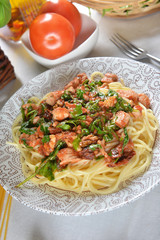 spaghetti pasta with chicken and arugula