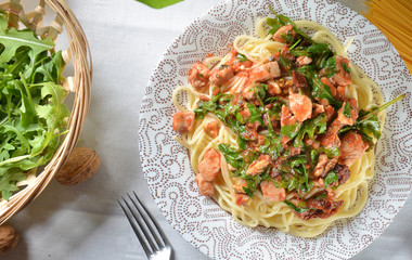 spaghetti pasta with chicken and arugula