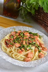 spaghetti pasta with chicken and arugula