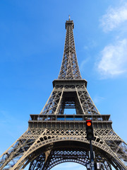 tour eiffel et feu rouge