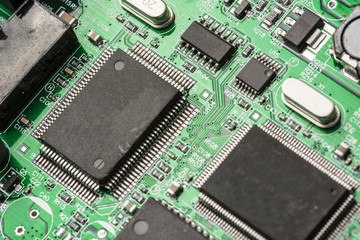 Electronic components with a microprocessor on the printed circuit board.