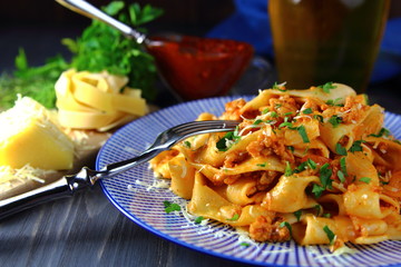 спагетти болоньезе с тертым сыром и свежей петрушкой