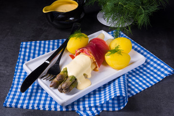 Asparagus with potatoes and parma ham