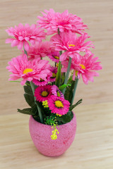 розовые герберы в керамическом горшке