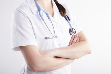 Kobieta lekarz na biały tle ze stetoskopem 