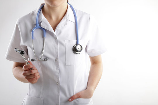 Kobieta lekarz ze stetoskopem i młotkiem neurologicznym 