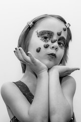 Naklejka premium Little girl with ladybug face paint