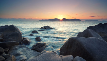 Sonnenuntergang am Meer zwischen den Inseln