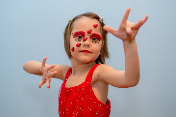 Naklejka premium Little girl with ladybug face paint