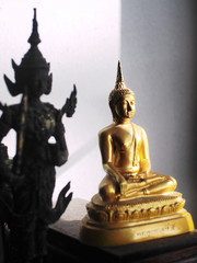 buddha golden statue