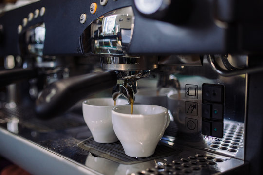 Coffee machine makes espresso in two cups