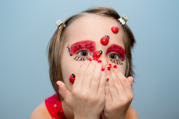 Naklejka premium Little girl with ladybug face paint