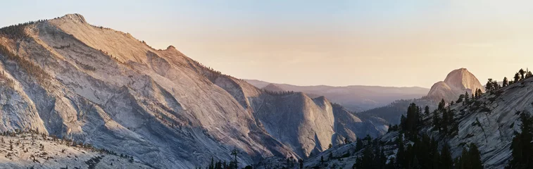 Papier Peint photo autocollant Half Dome Vue panoramique sur un demi-dôme au parc national de Yosemite en Californie
