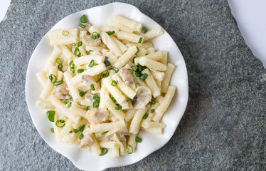 Macaroni pasta with onion sliced rolls