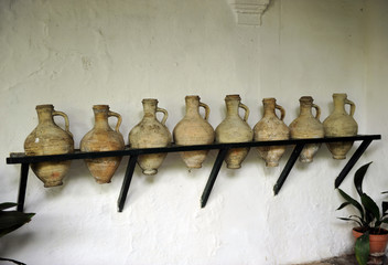 Cántaros para el trasiego de vino, bodega de Sanlúcar de Barrameda, España