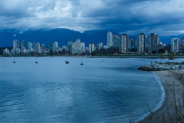 Obraz premium Blue hour on Kitsilano Beach looking towards Vancouver, BC.